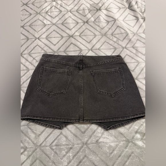 PrettyLittleThing Black Denim Cargo Mini Skirt – Zip Front Utility Style - Picture 8 of 9